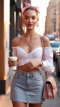 Chica joven con piel clara luciendo joyas delicadas de la colección Coquette: aros dorados y detalles románticos que aportan elegancia y feminidad a su look, combinando con un outfit suave pero lleno de actitud.