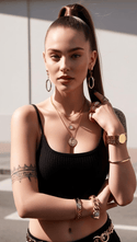 Chica joven luciendo joyas doradas statement de la colección Iconic Girl: pendientes, collares y anillos que transforman su look urbano en un estilo icónico y poderoso.