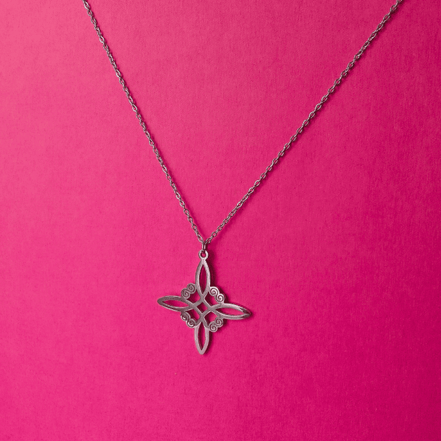 Colgante CRUZ Pétalo en plata, cadena ajustable y diseño fluido, joya minimalista de acero inoxidable para un estilo único.