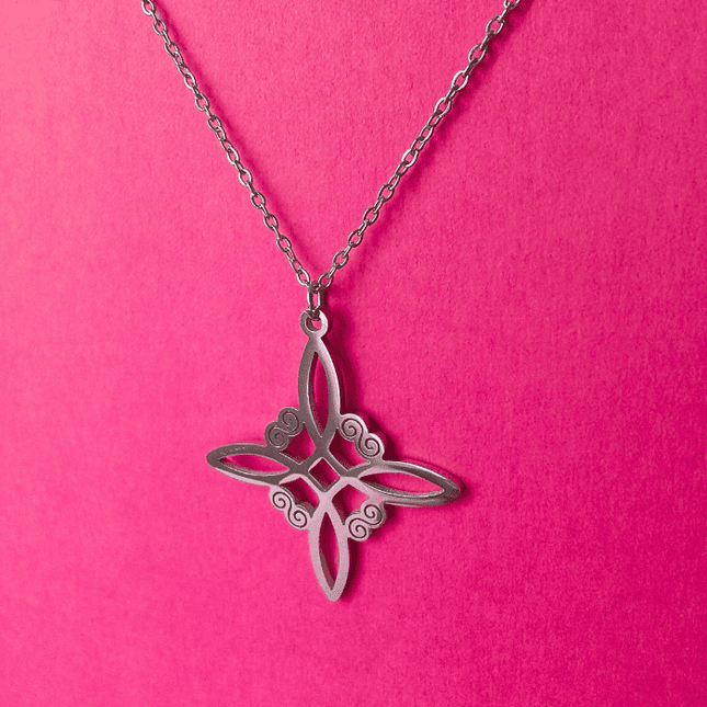 Detalle del colgante CRUZ Pétalo en plata, con acabado pulido, diseño simbólico y moderno, joyería de acero inoxidable resistente.