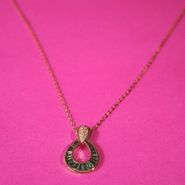 Colgante ÓVALO con Circonitas y Piedrecitas Verdes Dorado