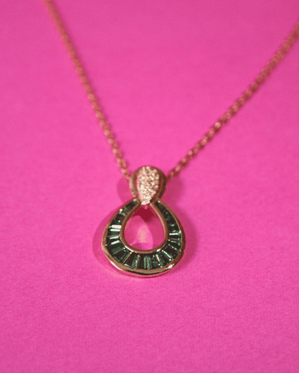 Colgante ÓVALO con Circonitas y Piedrecitas Verdes Dorado