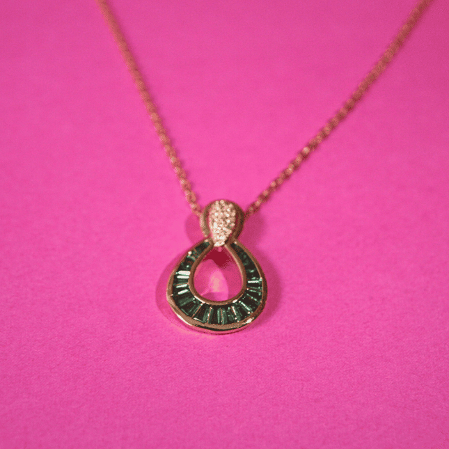 Colgante ÓVALO con Circonitas y Piedrecitas Verdes Dorado