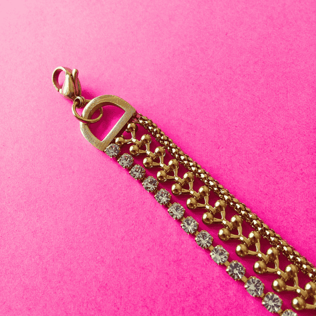Cierre de mosquetón resistente en pulsera de acero inoxidable dorada. Seguridad y elegancia.