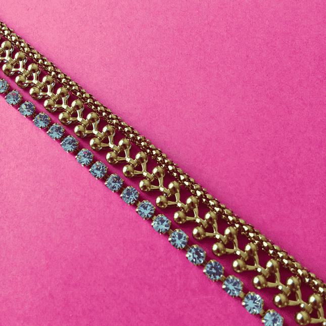 Detalle central de cerezas doradas en pulsera DIVA. Toque divertido y llamativo en acabado oro.
