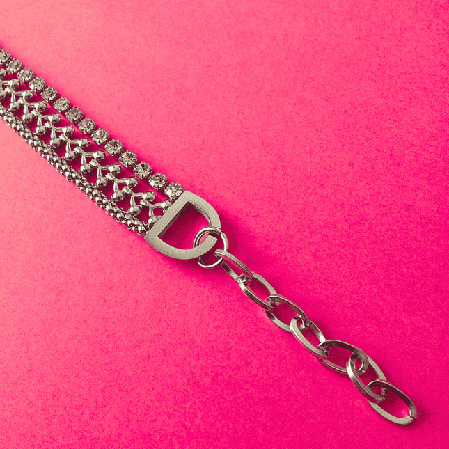 Cierre de mosquetón robusto en pulsera DIVA plateada. Seguridad y estilo en una sola pieza.