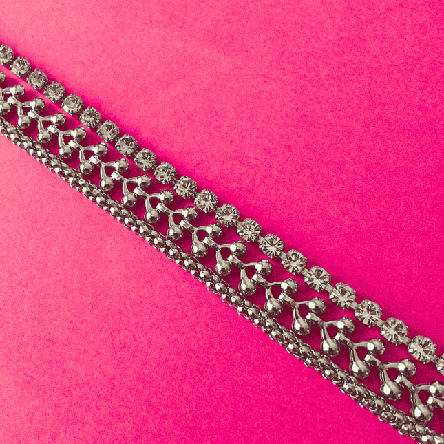 Detalle central de cerezas plateadas en pulsera DIVA. Diseño atrevido con toque divertido y acabado tipo plata.