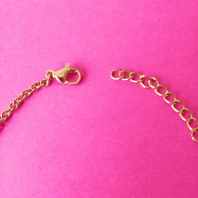 Cierre de mosquetón robusto en pulsera dorada de acero inoxidable. Comodidad y estilo duradero.