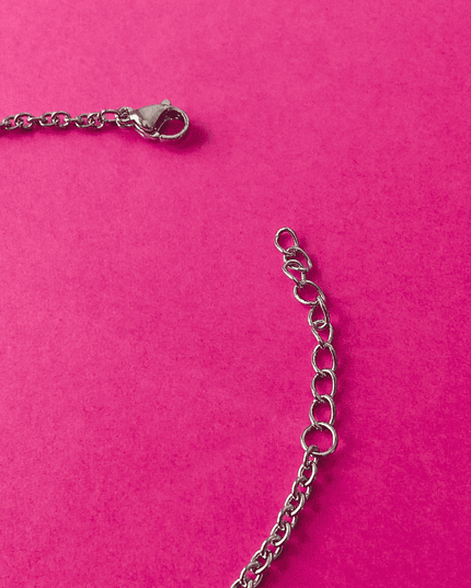 Cierre de mosquetón en pulsera de acero inoxidable plateada. Toque resistente con acabado brillante.